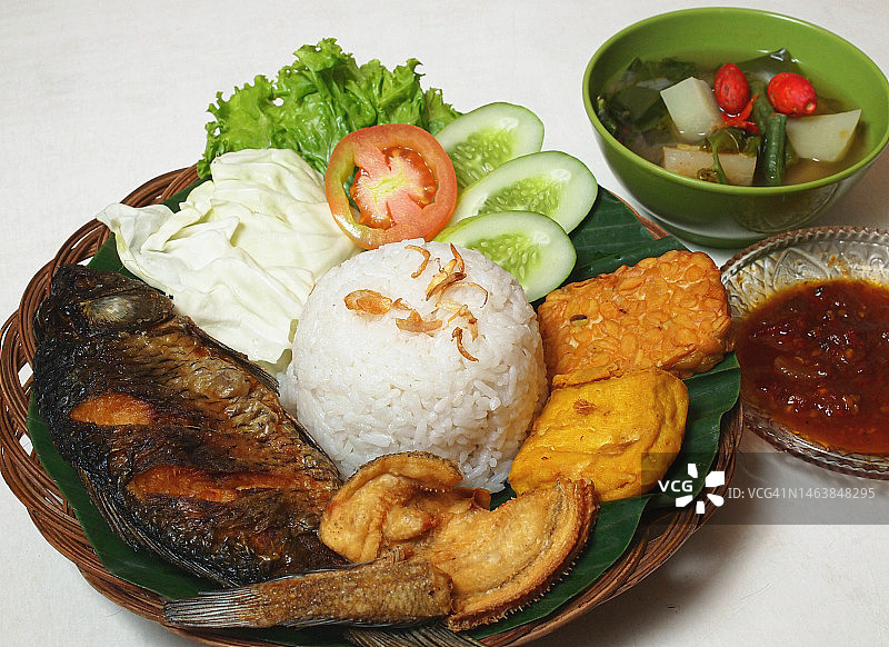 印度尼西亚雅加达，餐桌上盘子里的食物的高角度视图图片素材