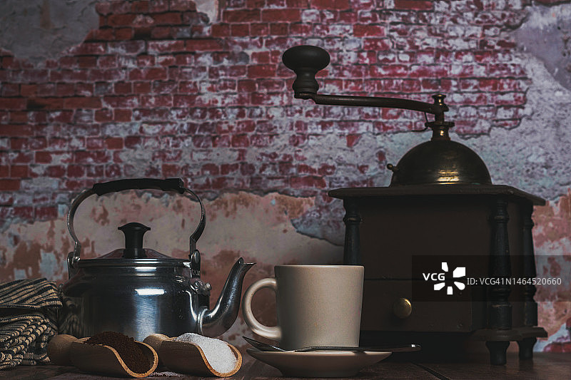 咖啡杯和牛奶壶，咖啡研磨机和木勺糖磨咖啡，罗马，罗马尼亚图片素材