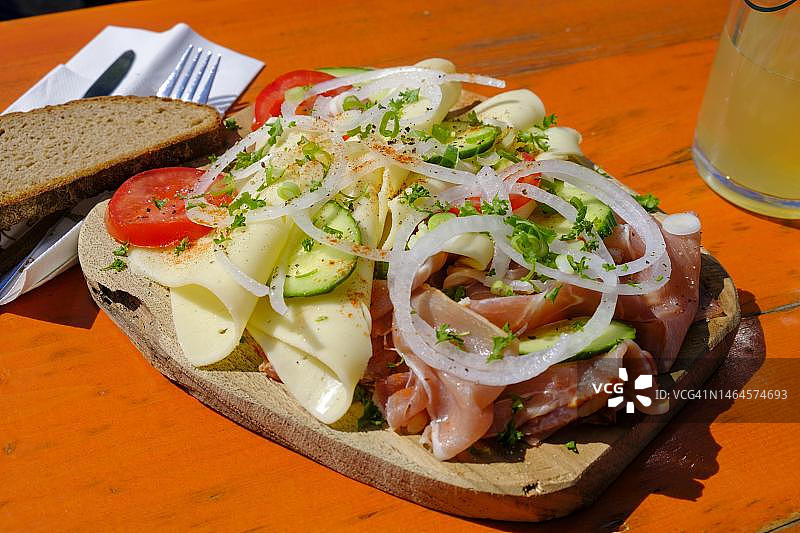小吃盘，奶酪和火腿，食物，在Berggasthof Petersberg, Flintsbach am Inn, Mangfall Mountains, Inntal，上巴伐利亚，巴伐利亚，德国图片素材