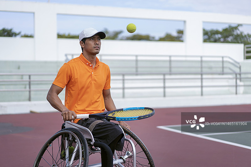 残疾网球运动员用球拍运球图片素材