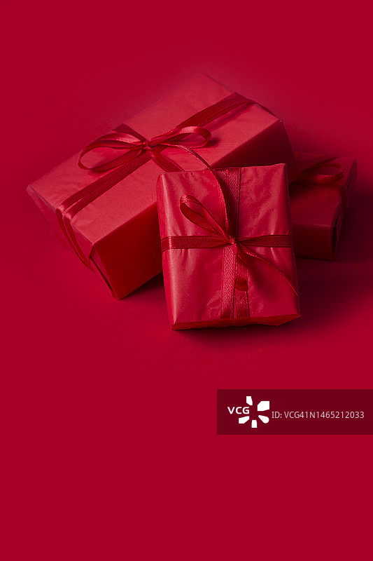 红色背景的红色礼品盒。情人节，爱情背景，大减价，情人节，圣诞节模板图片素材
