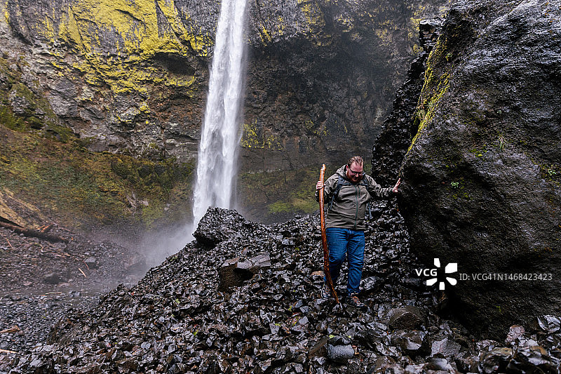 在太平洋西北部瀑布区徒步旅行的户外人士图片素材
