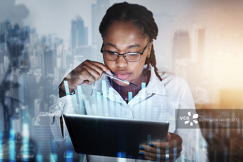 黑人女性，办公室里的数字覆盖和平板电脑用于研究金融数据。城市双曝光，图形或女性与触摸屏的网络，互联网浏览或网页滚动在工作场所图片素材
