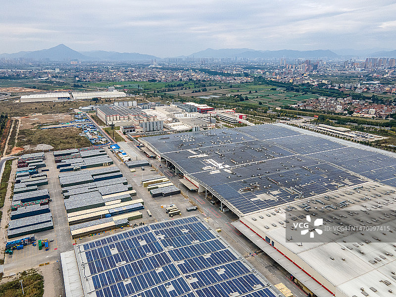 鸟瞰工厂屋顶上的光伏太阳能电池板图片素材