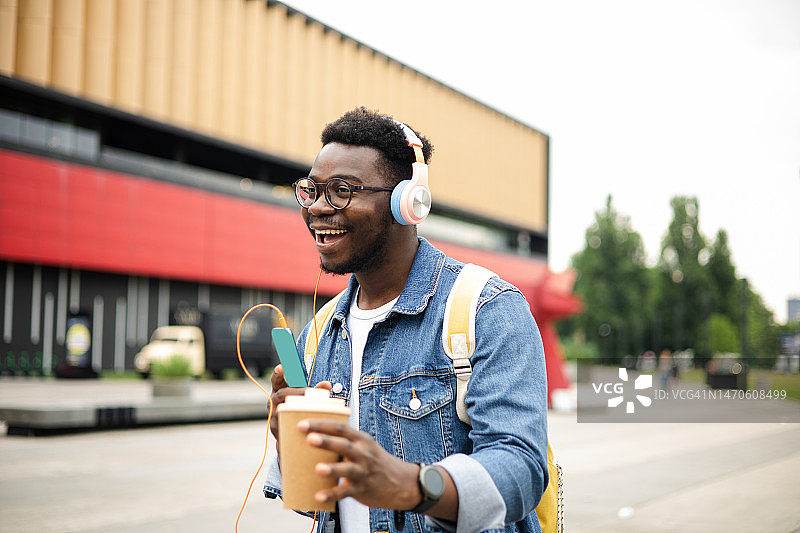 年轻的非洲裔美国人享受咖啡和音乐的移动图片素材