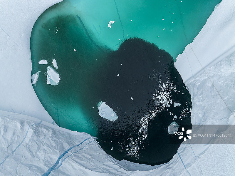 格陵兰岛迪斯科湾漂流冰川冰山的鸟瞰图图片素材