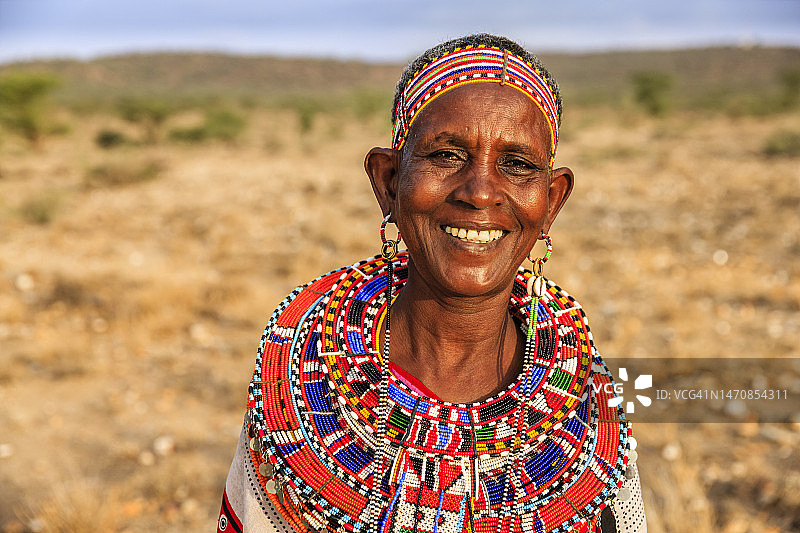 来自肯尼亚桑布鲁部落的非洲妇女肖像，非洲图片素材