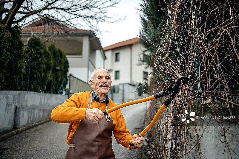 老人在花园里工作，享受退休生活图片素材