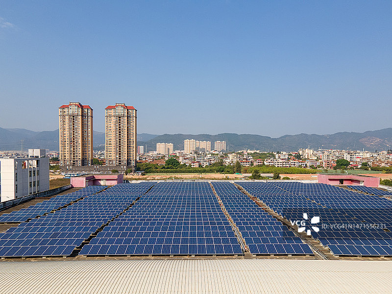 光伏太阳能电站安装在工厂的屋顶上图片素材