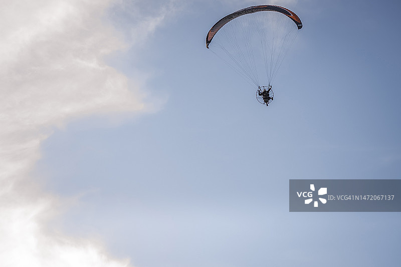 飞行员动力滑翔伞飞行在阿斯图里图片素材