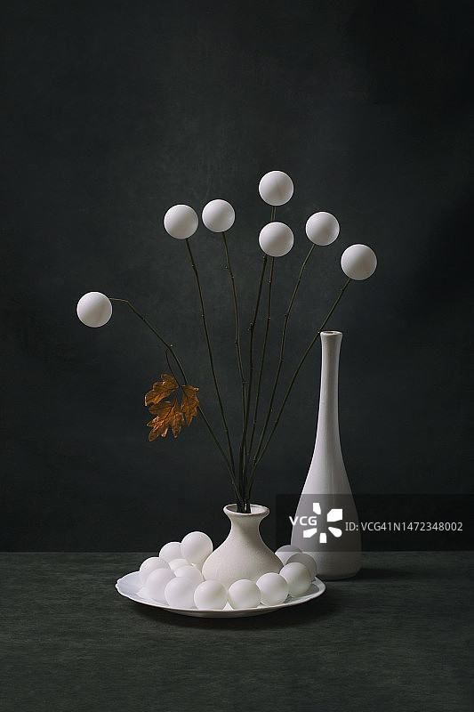 白色花瓶里的白球静物图片素材