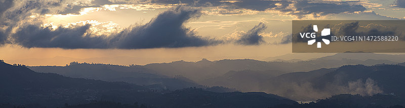 日落和山在瓜塔佩在安蒂奥基亚，哥伦比亚，美国，美国图片素材