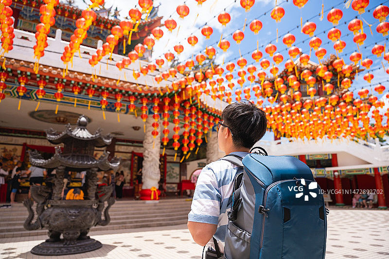 一名游客在吉隆坡的天后寺游览图片素材