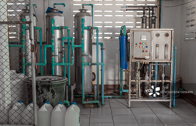 水厂反渗透系统井水自动处理和多级过滤系统。图片素材