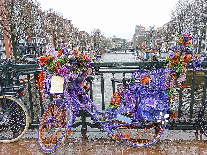 阿姆斯特丹带花的自行车图片素材