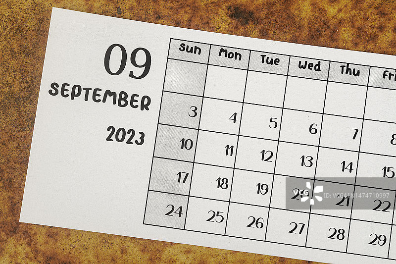 日历桌2023:9月是组织者用旧的垃圾纸背景来计划和截止日期的月份。图片素材