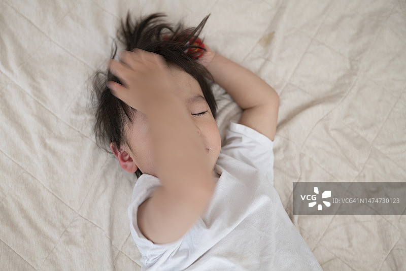一个亚洲男孩安静地睡在家里图片素材