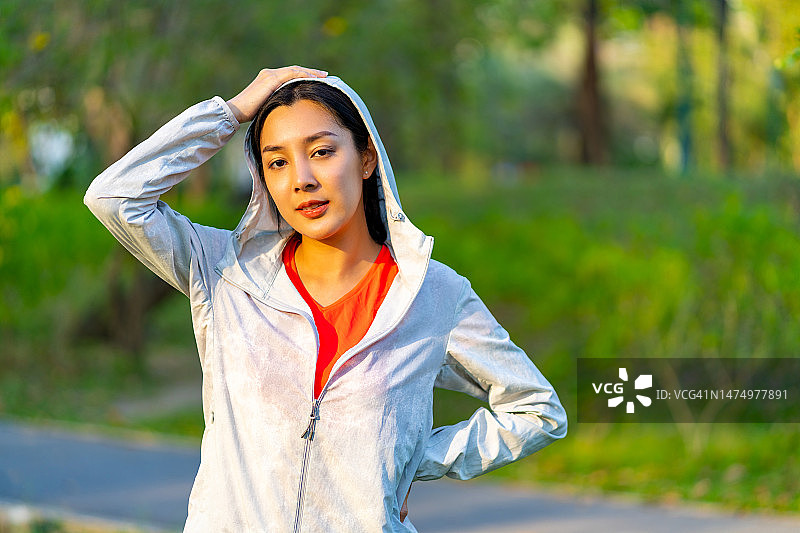 亚洲妇女早晨在公园慢跑的肖像。图片素材