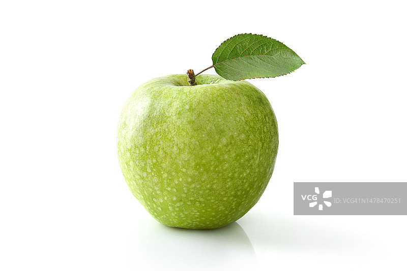 绿色的苹果与叶子在白色桌子和孤立的背景，西班牙图片素材