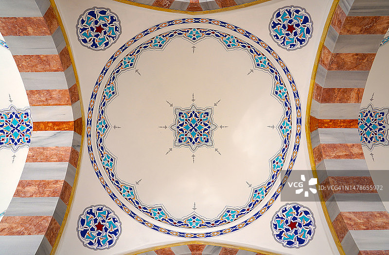 清真寺庭院天花板上的瓷砖图案图片素材