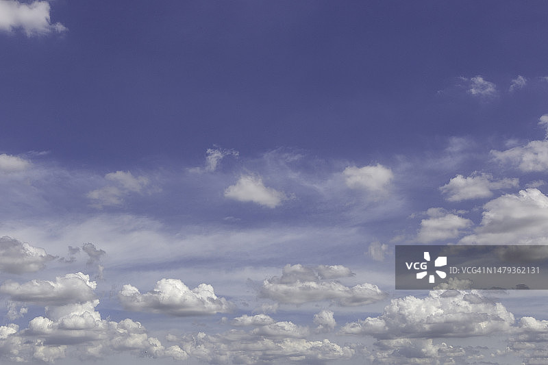 蓝天白云为背景。图片素材