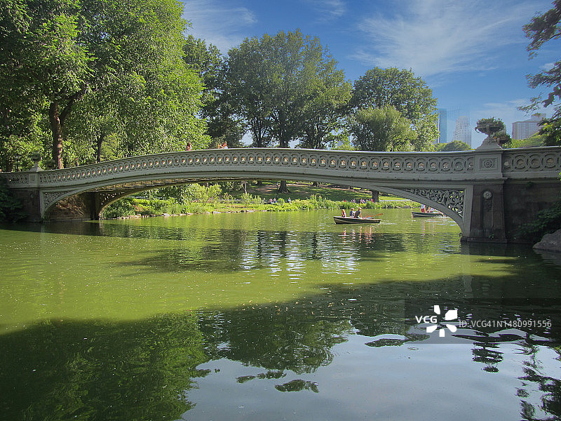在中央公园的湖上，老式华丽的人行桥图片素材