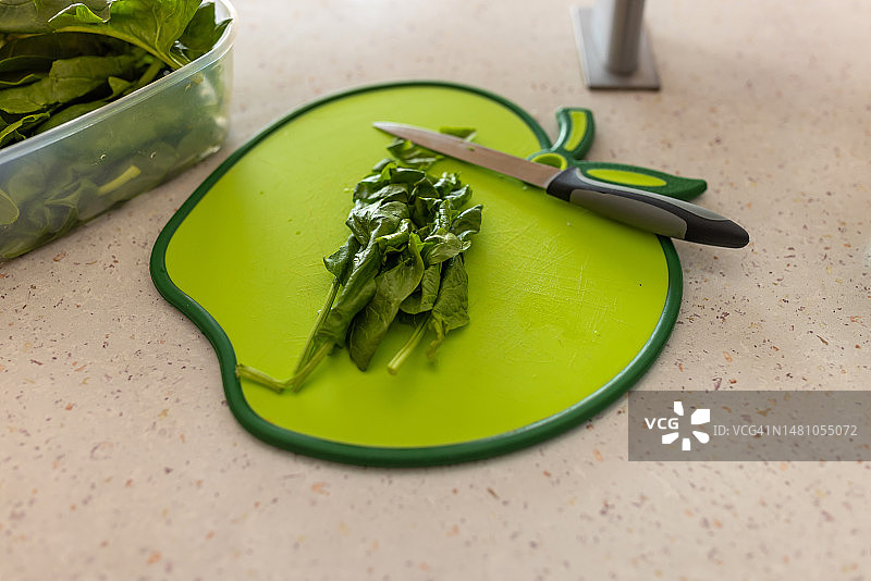 厨房砧板上的新鲜绿色蔬菜图片素材