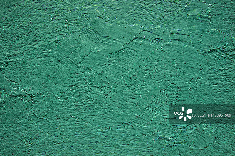 不均匀地修补殖民地建筑外灰泥墙漆成淡蓝绿色图片素材