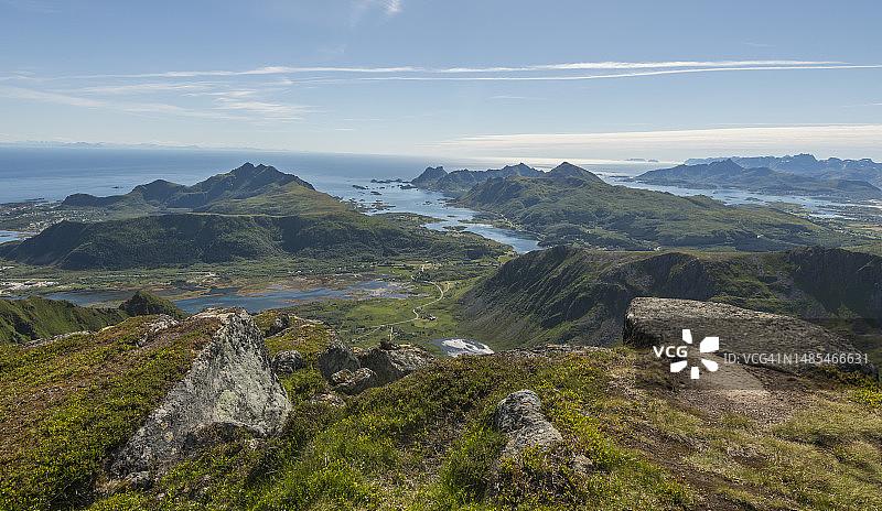 从挪威斯坦松的罗弗敦群岛上的Justadtinden山顶俯瞰挪威峡湾图片素材