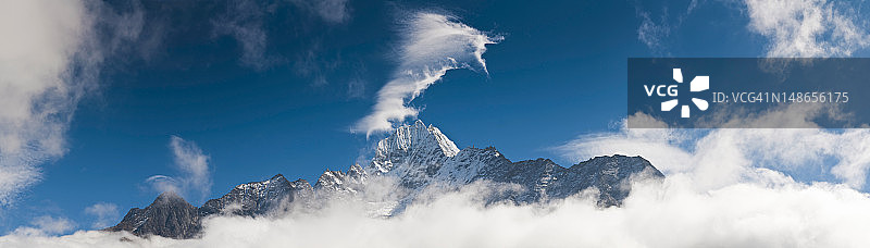 云跃山高海拔雪峰康加喜马拉雅山尼泊尔图片素材