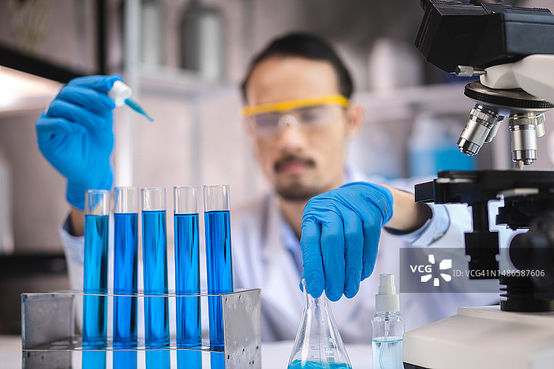 科学医学实验室、化学或生物学研究发现用试管玻璃或烧杯、烧瓶玻璃进行蓝色化学液体实验图片素材