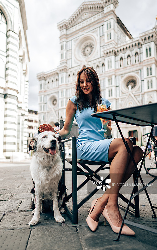 佛罗伦萨的游客带着狗在咖啡馆图片素材