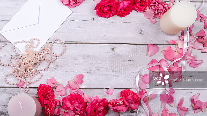 花组成。白色木制背景上的粉色玫瑰花。平铺，俯视图，复制空间。图片素材