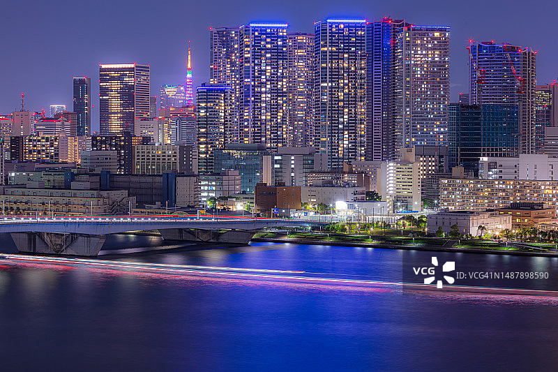 东京夜间鸟瞰新东京水地区，日本。图片素材