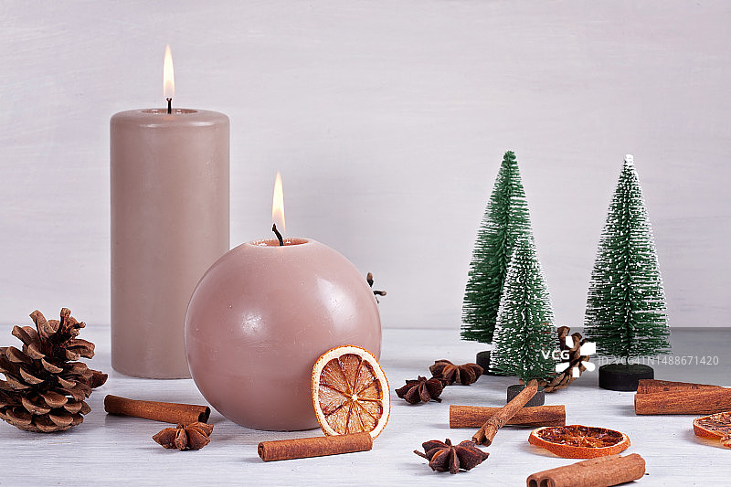 圣诞装饰物和餐桌上的蜡烛特写，罗马尼亚图片素材