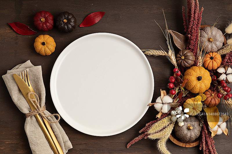 质朴的菜单模型与盘子和秋天的桌子装饰花卉室内装饰秋季假期，罗马尼亚图片素材
