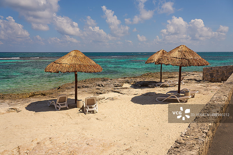 墨西哥加勒比海岸边用稻草做成的沙滩伞图片素材
