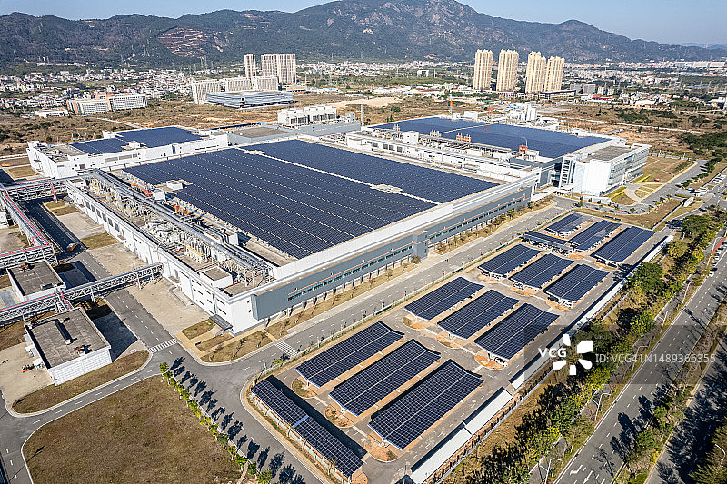 一座安装了太阳能的工厂大楼的鸟瞰图图片素材