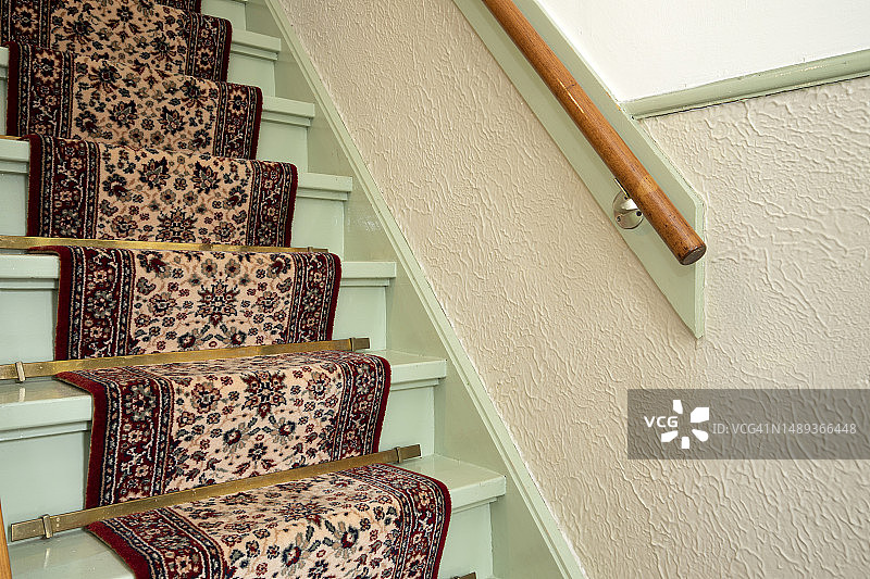 复古木楼梯，仿古地毯，近距离，复古设计。古色古香的房子里楼梯的台阶图片素材