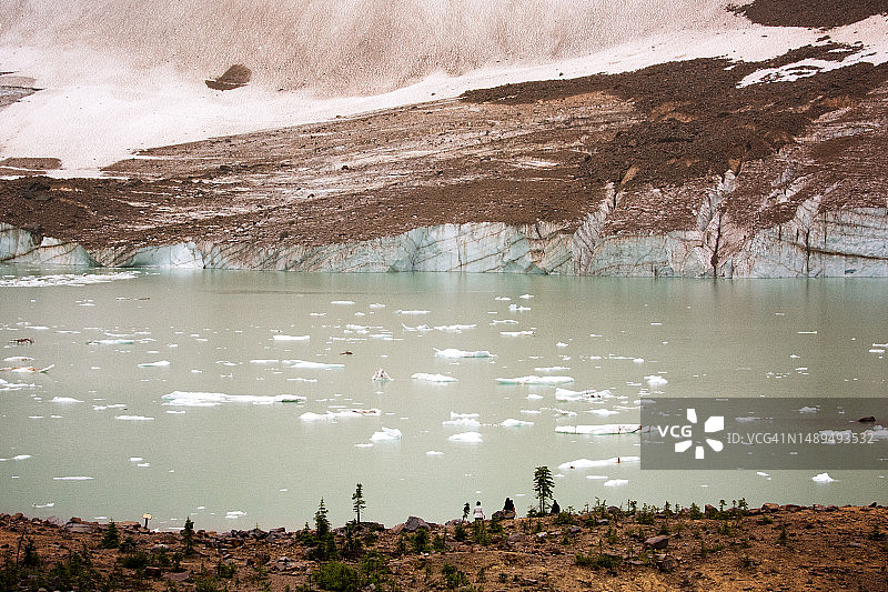 天使冰川伊迪丝卡维尔湖和冰川在贾斯珀国家公园。图片素材
