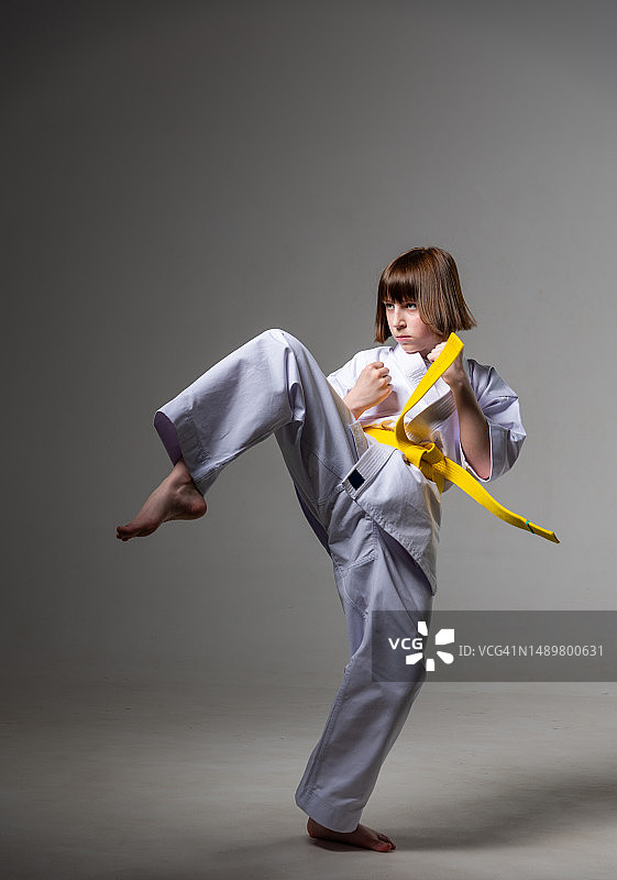 一个空手道女孩穿着和服训练拳打脚踢图片素材