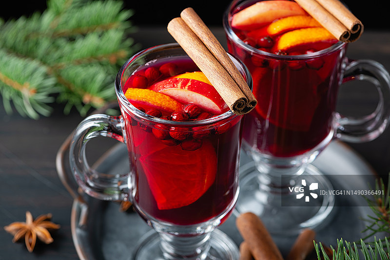 两杯木质背景的热热橙和香料葡萄酒，俄罗斯斯塔夫罗波尔边疆区，斯塔夫罗波尔，冬季的热饮图片素材
