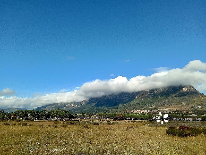 南非开普敦，天空映衬下的田野风景图片素材