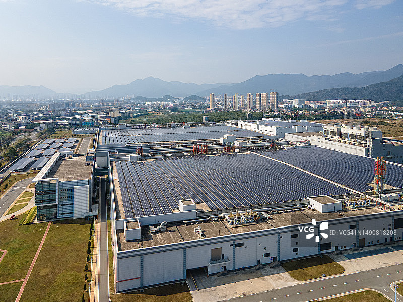 安装了太阳能电池板的大型工厂图片素材