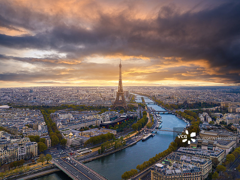 日出时鸟瞰巴黎和埃菲尔铁塔图片素材
