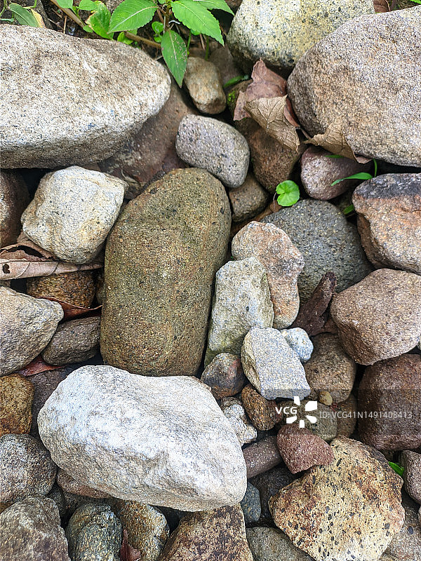 海边、花园里的石头和鹅卵石都磨得很好。它们的形状和大小各不相同图片素材