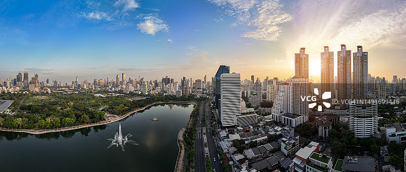 日出时，泰国曼谷商业区中心的本雅基蒂公园鸟瞰图图片素材