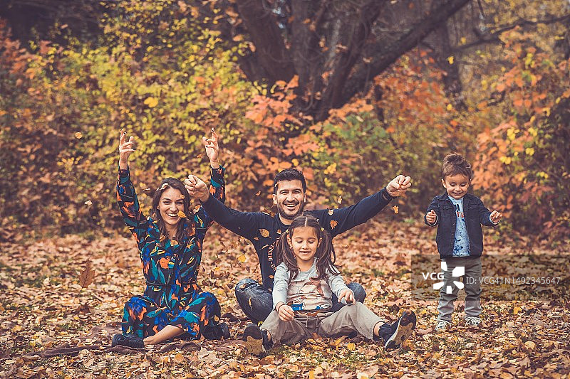 幸福的微笑美丽的家庭在森林里玩耍和欢笑图片素材