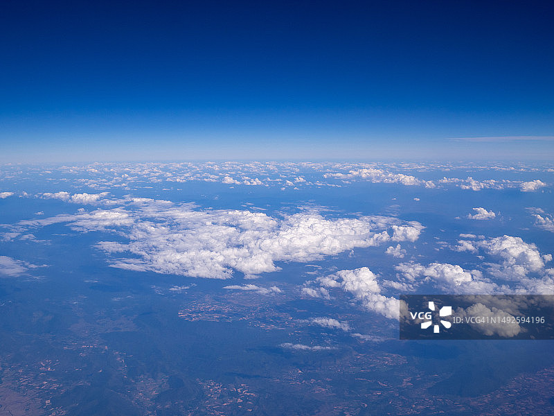 蓝天白云从飞机上看到美丽的蓝天背景自然。图片素材