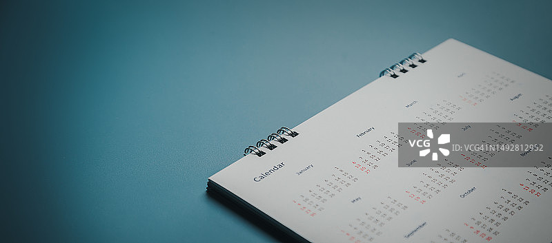日历上绣红别针活动策划日历，时钟设定时间表组织日程安排，策划商务会议或旅游策划概念。图片素材